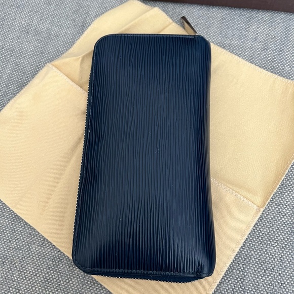 Authentic Louis Vuitton Epi Leather Zippy Wallet in Indigo - Picture 6 of 15